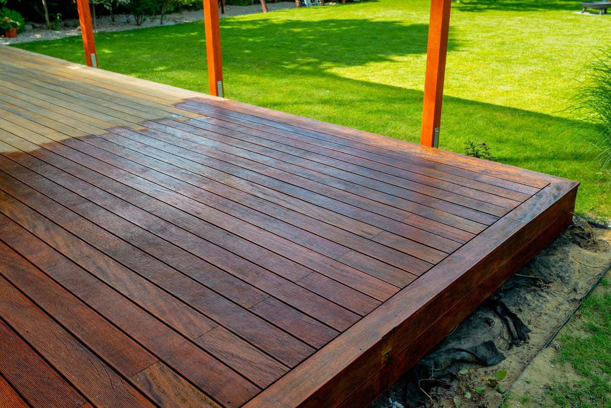 Application d'une lasure sur une terrasse en bois à Thonon-les-Bains en Haute-Savoie par La Haute Peinture. Protection du bois extérieur contre les UV, l'humidité et les intempéries avec une finition durable et soignée réalisée par un artisan peintre spécialisé.
