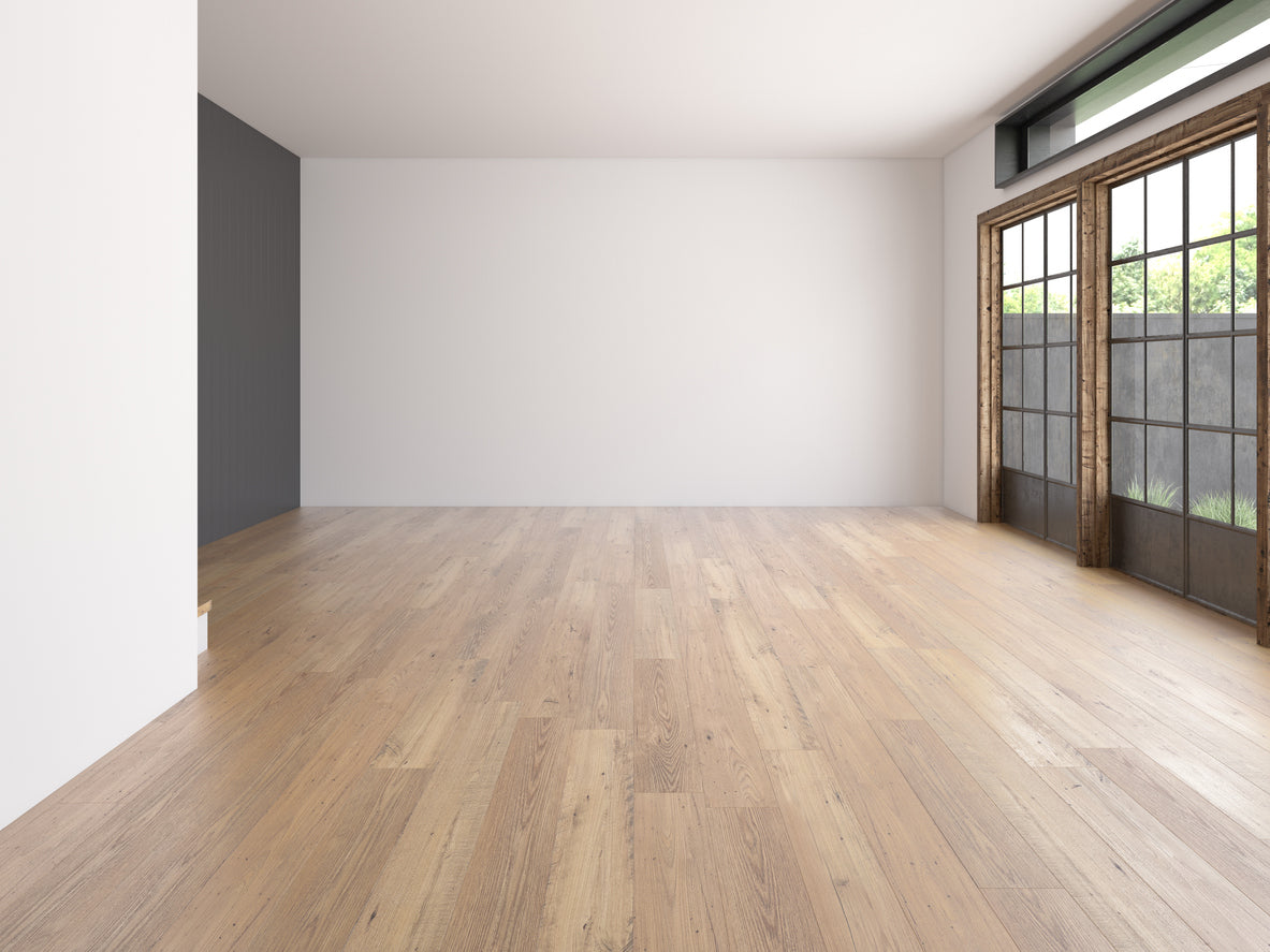 Pièce rénovée avec parquet en bois clair, murs peints en blanc et mur d'accent gris anthracite, bénéficiant d'une grande baie vitrée de style industriel, réalisée par La Haute Peinture en Haute-Savoie.