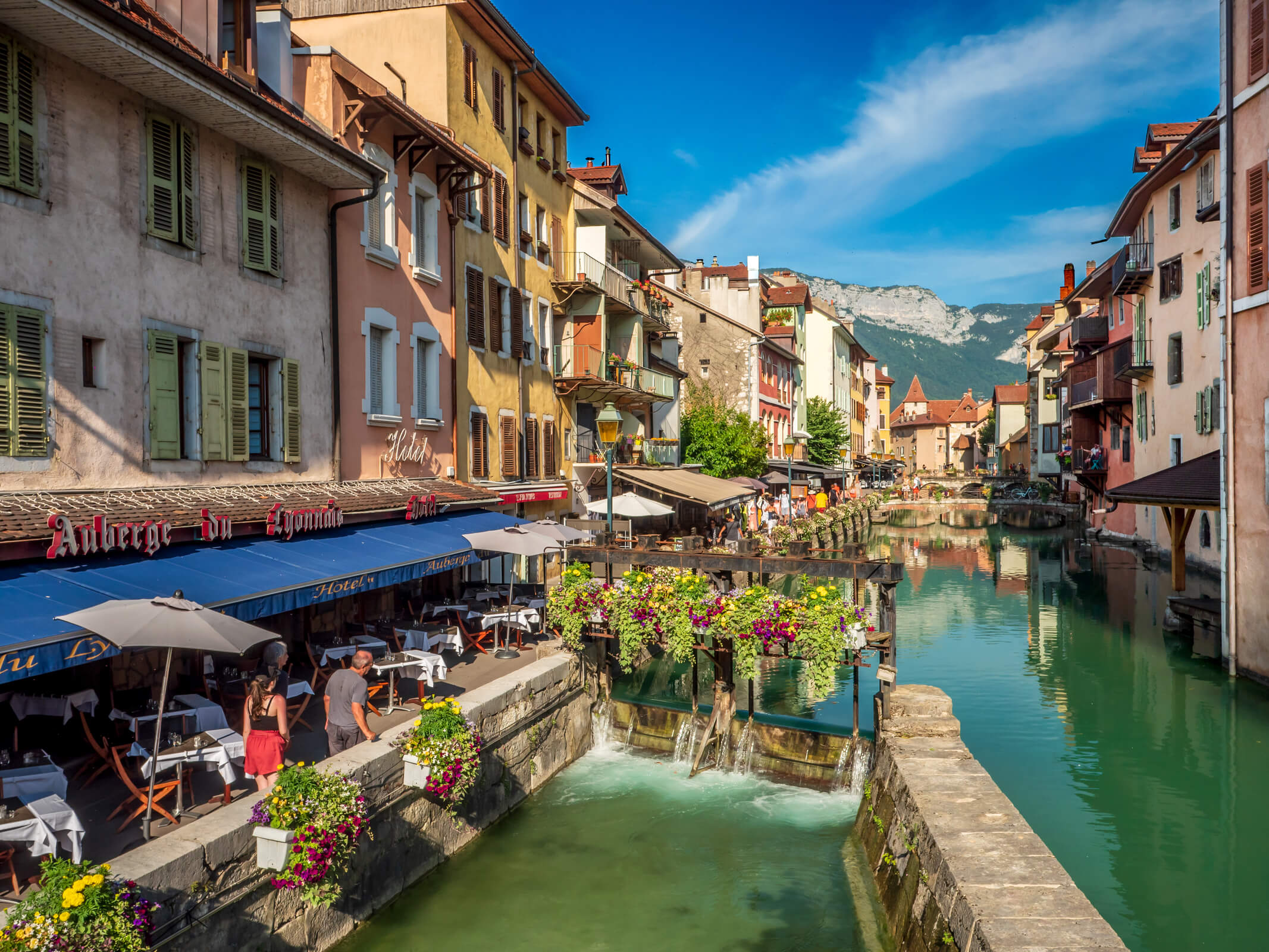 Societe de peintre en batiment intervenant a Annecy en Haute-Savoie, La Haute Peinture realise vos travaux de peinture interieure, peinture exterieure, renovation de facades et finitions haut de gamme pour maisons, appartements, chalets et locaux professionnels.