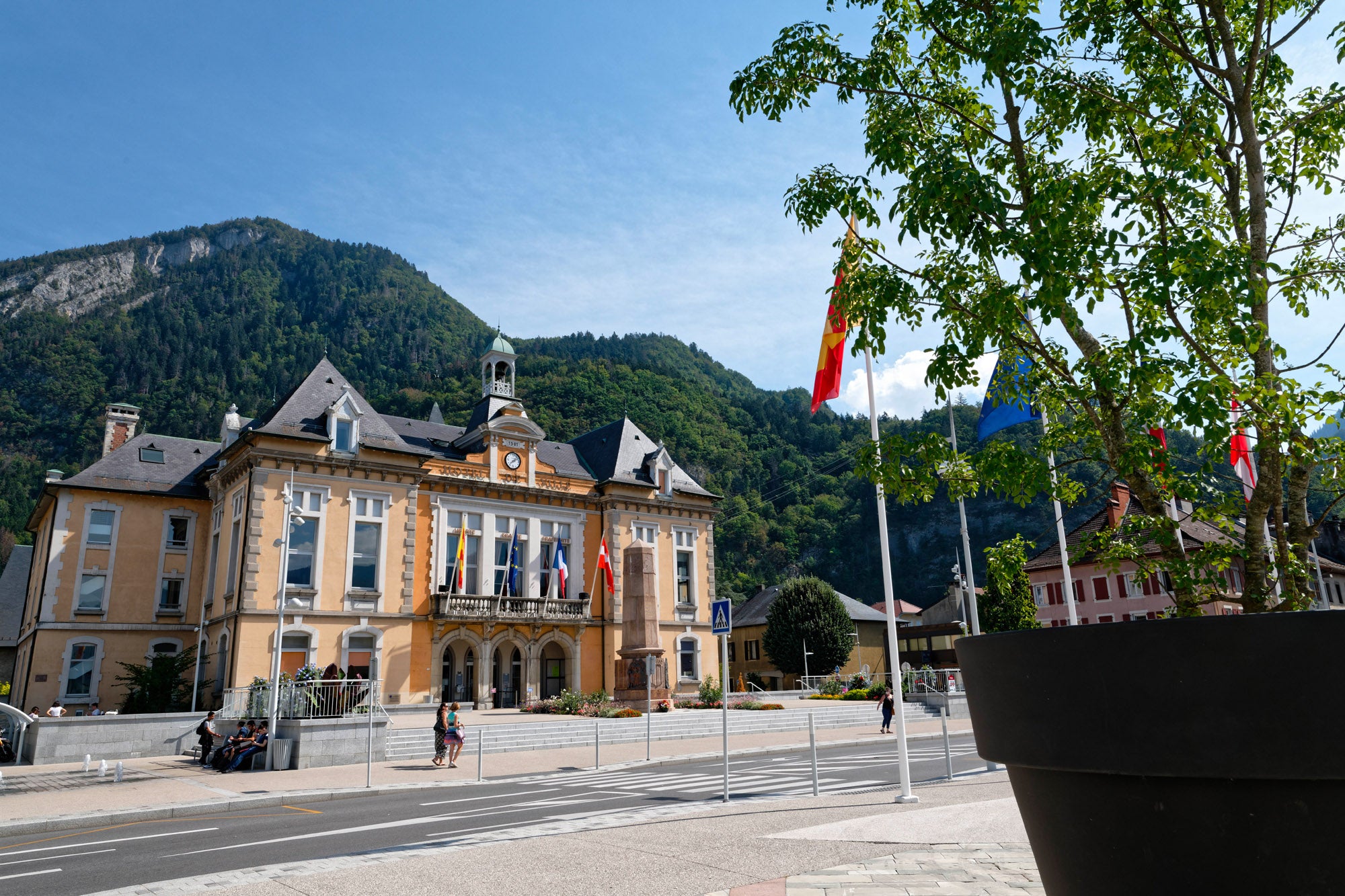 Societe de peintre en batiment intervenant a Cluses en Haute-Savoie, La Haute Peinture realise vos travaux de peinture interieure, peinture exterieure, renovation de facades et finitions haut de gamme pour maisons, appartements, chalets et locaux professionnels.
