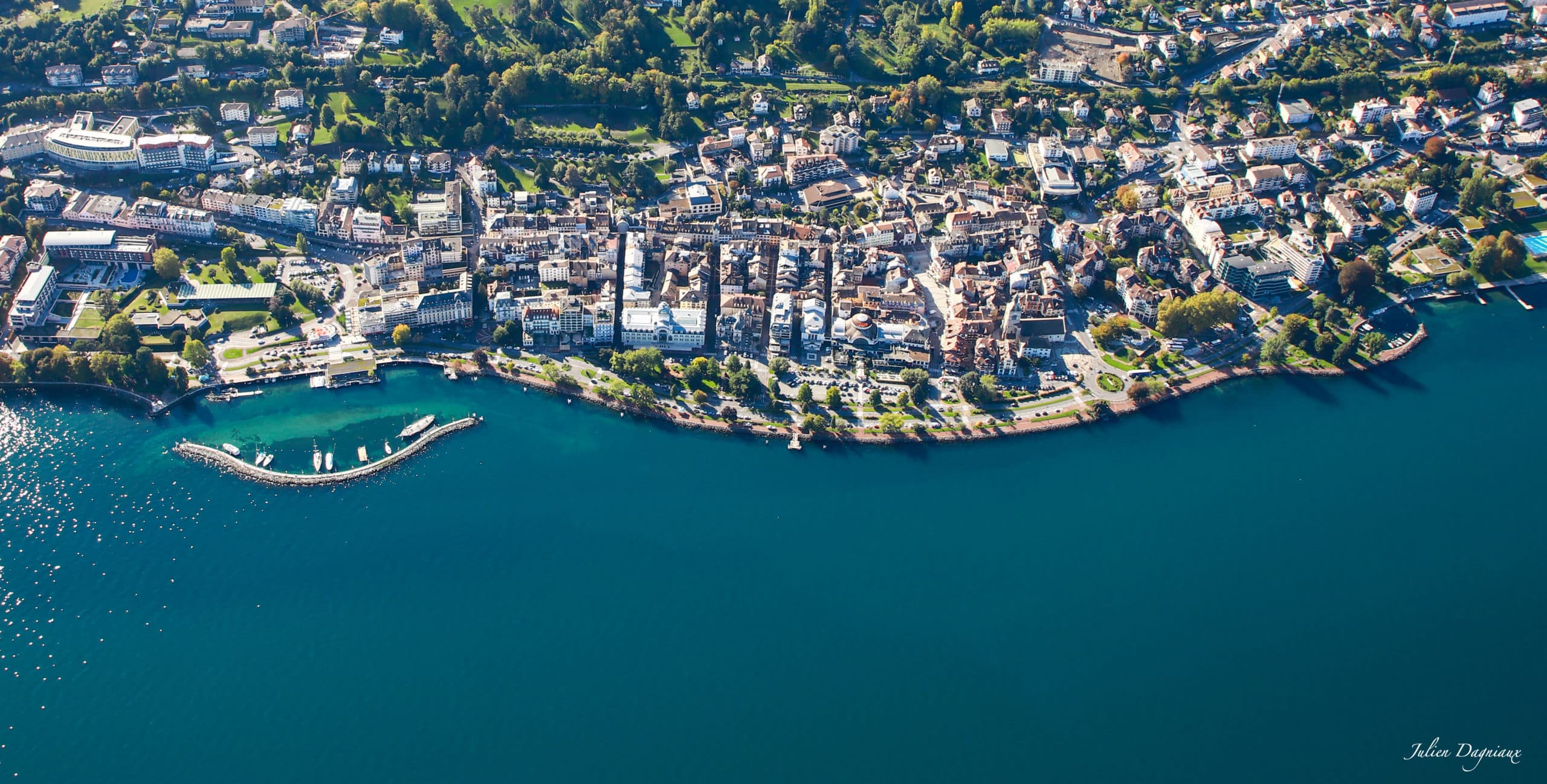 Societe de peintre en batiment intervenant a Evian-les-Bains en Haute-Savoie, La Haute Peinture realise vos travaux de peinture interieure, peinture exterieure, renovation de facades et finitions haut de gamme pour maisons, appartements et locaux professionnels.