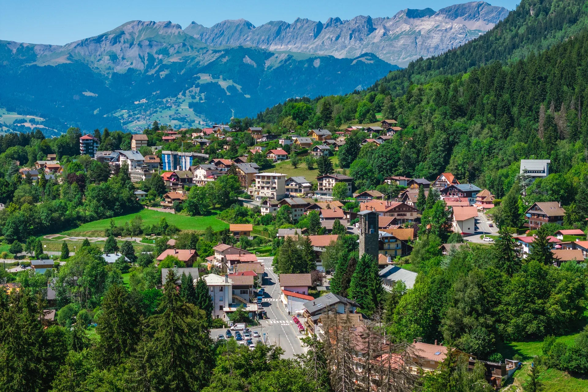 Societe de peintre en batiment intervenant a Passy en Haute-Savoie, La Haute Peinture realise vos travaux de peinture interieure, peinture exterieure, renovation et finitions de qualite pour maisons, chalets et appartements.