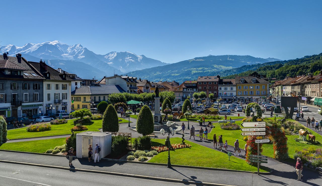 Societe de peintre en batiment intervenant a Sallanches en Haute-Savoie, La Haute Peinture realise vos travaux de peinture interieure, peinture exterieure, renovation de facades et finitions haut de gamme pour maisons, appartements, chalets et locaux professionnels.