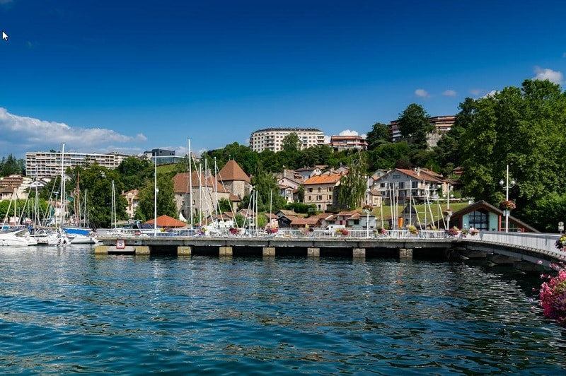 Societe de peintre en batiment intervenant a Thonon-les-Bains en Haute-Savoie, La Haute Peinture realise vos travaux de peinture interieure, peinture exterieure, renovation de facades et finitions haut de gamme pour maisons, appartements, chalets et locaux professionnels.