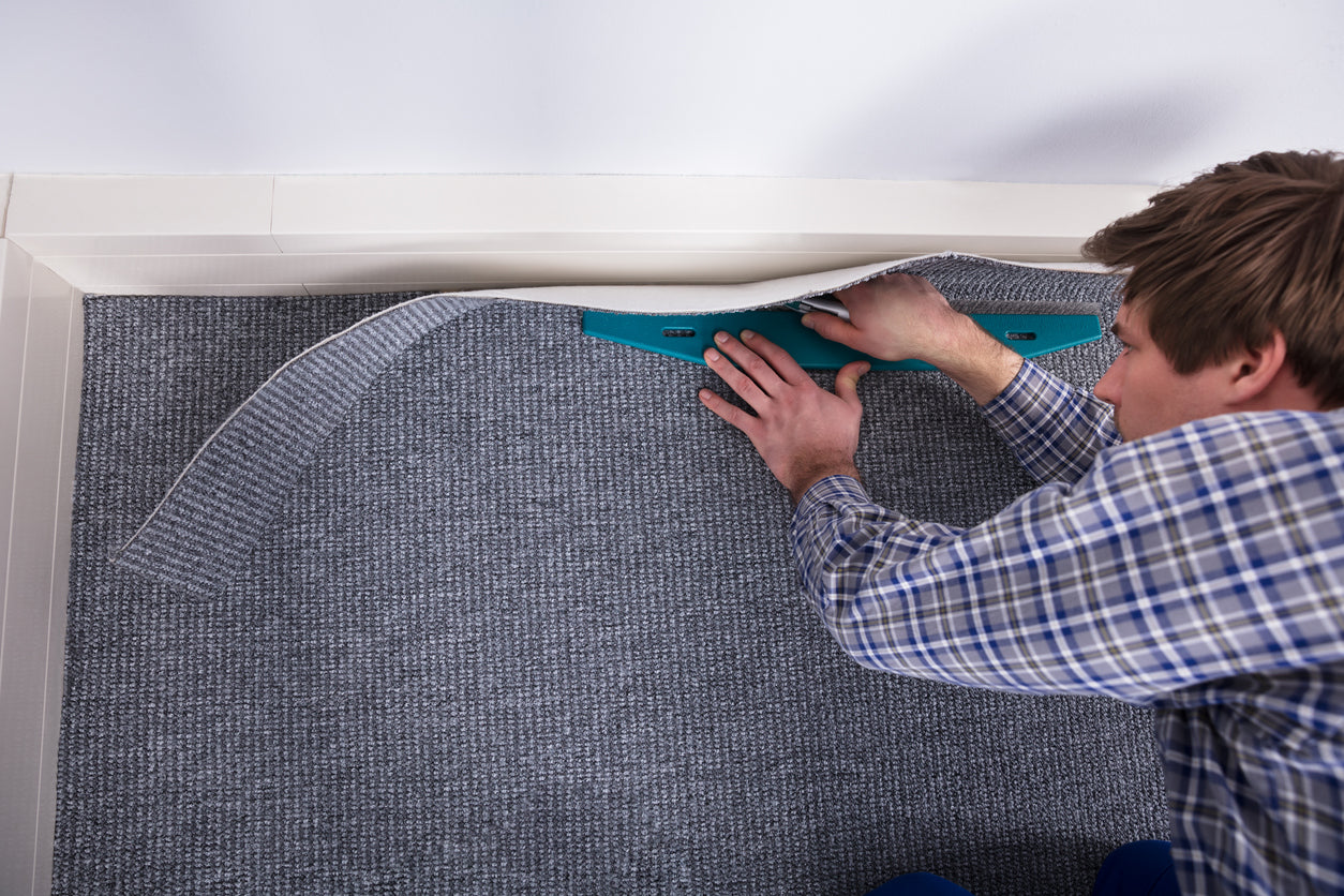 Pose de moquette et installation d'un revêtement de sol textile à Bons-en-Chablais en Haute-Savoie par La Haute Peinture. Découpe sur mesure, ajustement précis des contours et finitions professionnelles pour une rénovation intérieure durable, confortable et esthétique.