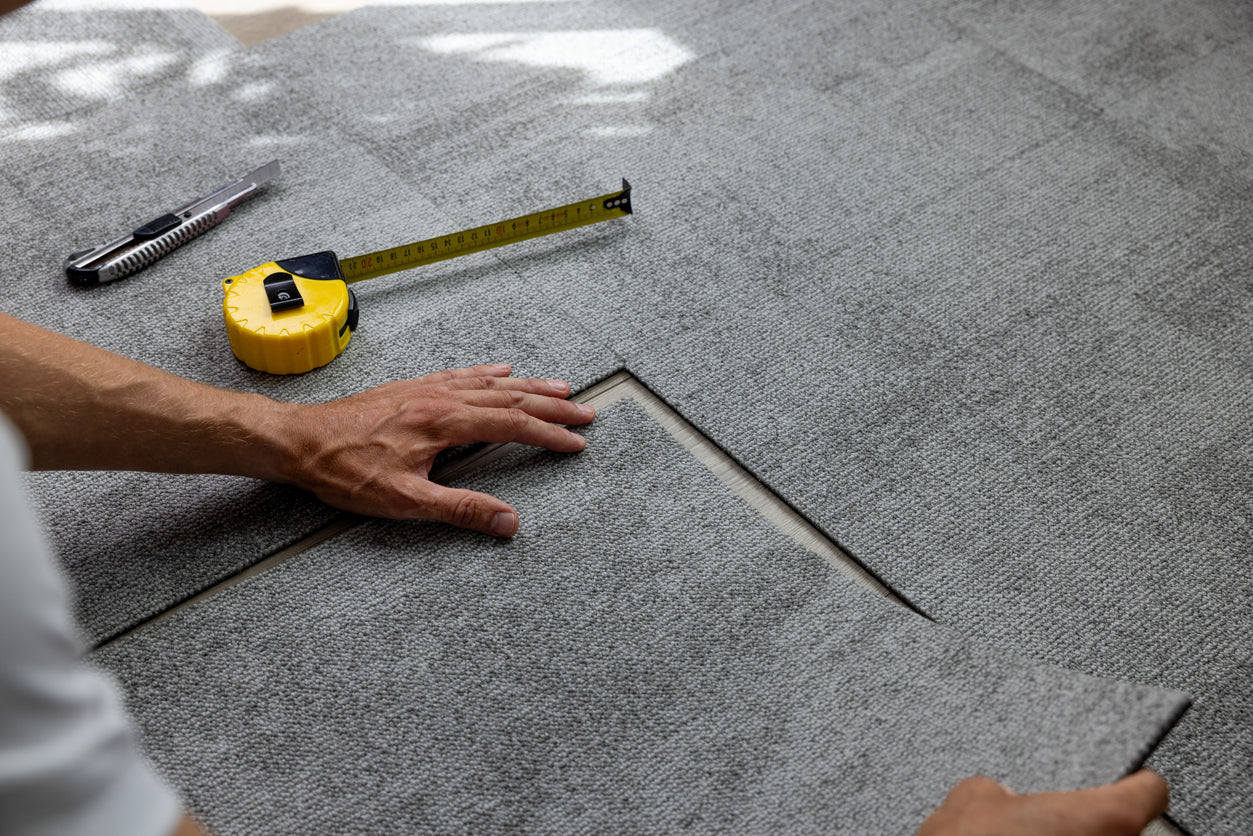 Pose de moquette et installation d'un revêtement de sol textile à Gaillard en Haute-Savoie par La Haute Peinture. Découpe précise, ajustement des lés et finitions soignées pour une rénovation intérieure durable, confortable et esthétique.