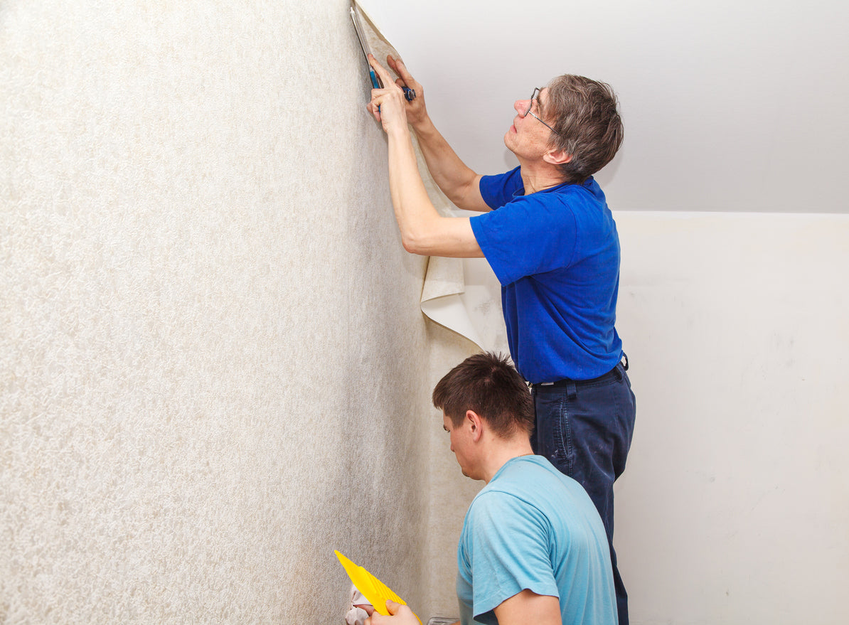Pose de papier peint et revêtement mural par un artisan peintre à Sevrier en Haute-Savoie. Travaux de décoration intérieure, rénovation des murs, préparation des supports, finitions soignées, tapisserie haut de gamme, embellissement de maison et appartement par La Haute Peinture.