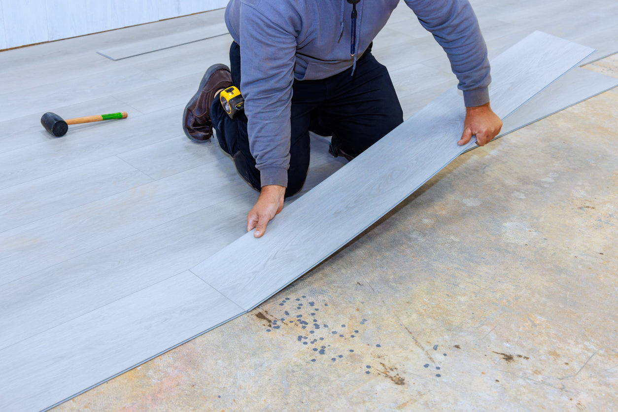 Pose d'un sol PVC en lames imitation bois à Reignier-Ésery en Haute-Savoie par La Haute Peinture. Installation d'un revêtement de sol avec préparation du support, pose soignée et finitions professionnelles pour une rénovation intérieure durable, moderne et résistante.