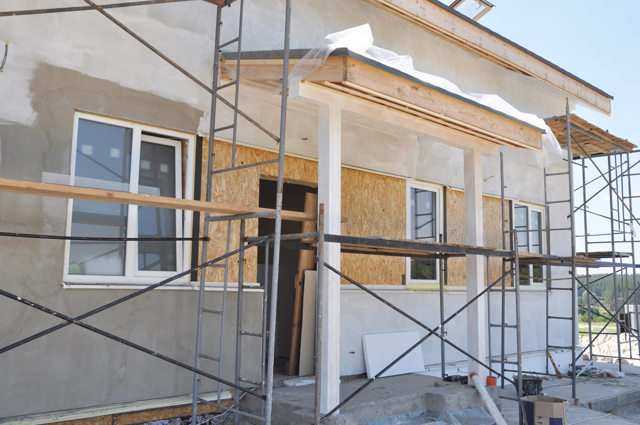 Ravalement de façade avec application d'enduit sur une maison neuve à Reignier-Ésery en Haute-Savoie par La Haute Peinture. Travaux de préparation des façades, enduit extérieur, peinture de façade, finitions soignées et protection durable contre les intempéries pour une maison moderne.