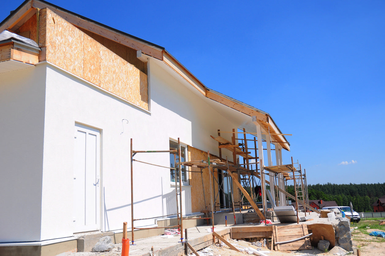 Ravalement de façade sur une maison neuve à Thonon-les-Bains en Haute-Savoie par La Haute Peinture. Application d'enduit de finition, peinture extérieure blanche, protection de façade, finitions soignées et rénovation durable pour une maison moderne résistante aux intempéries.