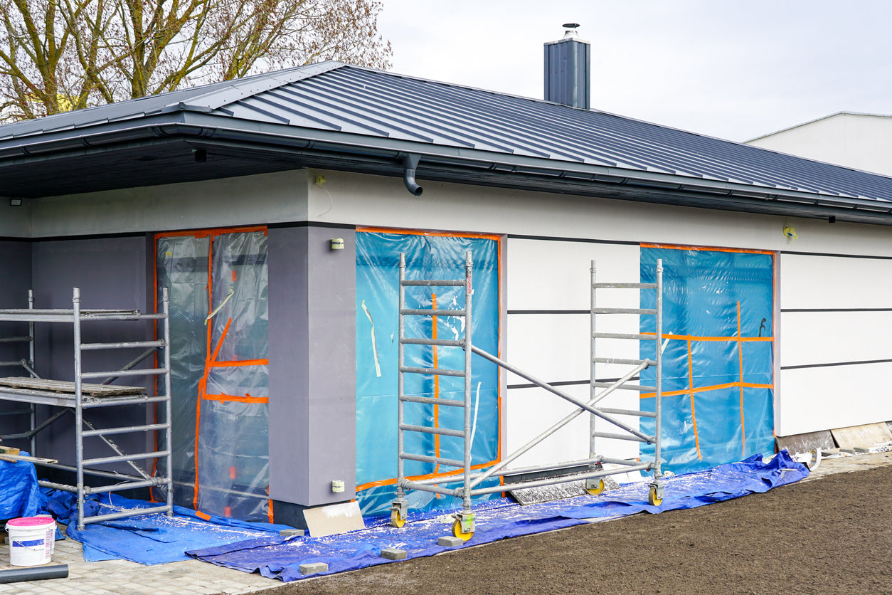 Ravalement de façade d'une maison individuelle à Thyez en Haute-Savoie par La Haute Peinture. Protection des ouvertures, préparation des supports et travaux de peinture extérieure avec finitions soignées pour une façade durable, esthétique et résistante aux intempéries.