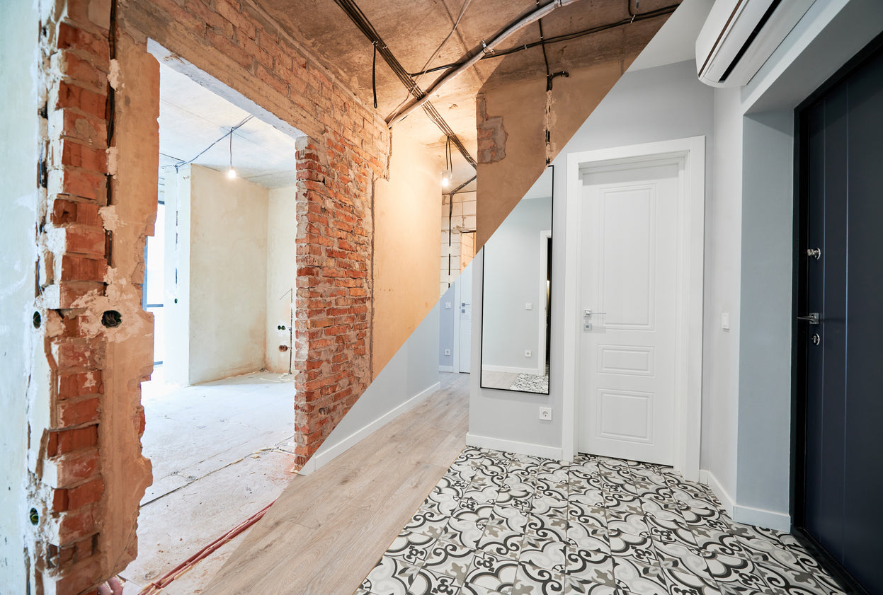 Avant / après d'une rénovation complète d'appartement à Douvaine en Haute-Savoie par La Haute Peinture. Transformation d'un intérieur avec préparation des murs, peinture intérieure, pose de revêtement de sol, rénovation des plafonds et finitions haut de gamme pour un logement moderne, lumineux et durable.