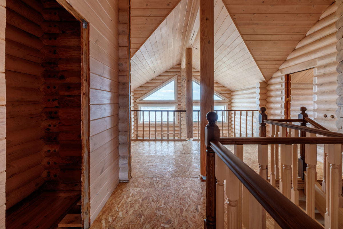 Rénovation intérieure d'un chalet en bois à Morzine en Haute-Savoie par La Haute Peinture. Travaux de peinture sur boiseries, lasure, protection du bois, rénovation des murs et plafonds, finitions haut de gamme pour chalet en montagne avec un rendu chaleureux, durable et authentique.