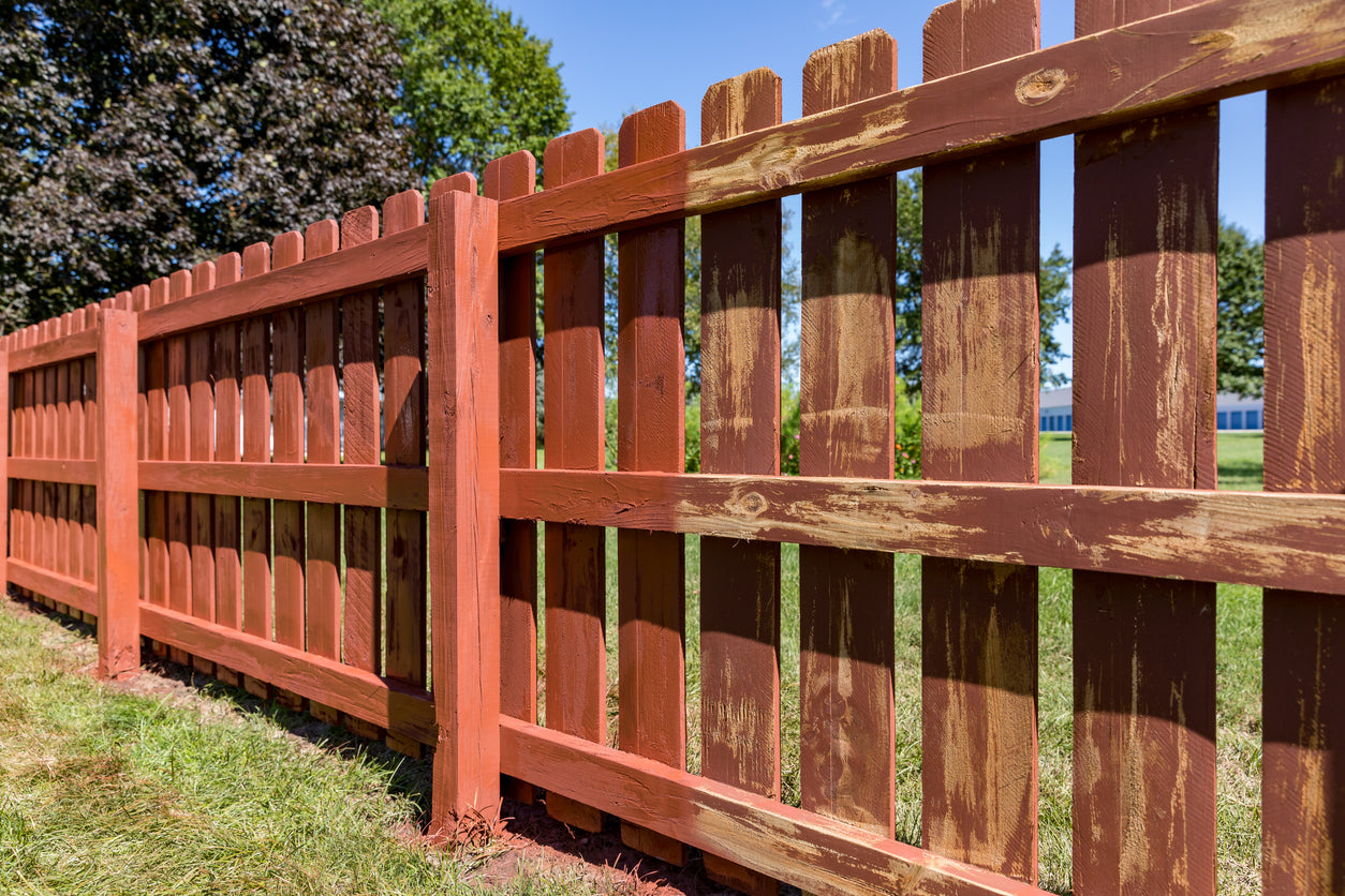 Rénovation d'une clôture en bois avec application d'une lasure de protection à Évian-les-Bains en Haute-Savoie par La Haute Peinture. Traitement du bois extérieur, protection contre les UV, l'humidité et les intempéries pour une finition durable et esthétique.