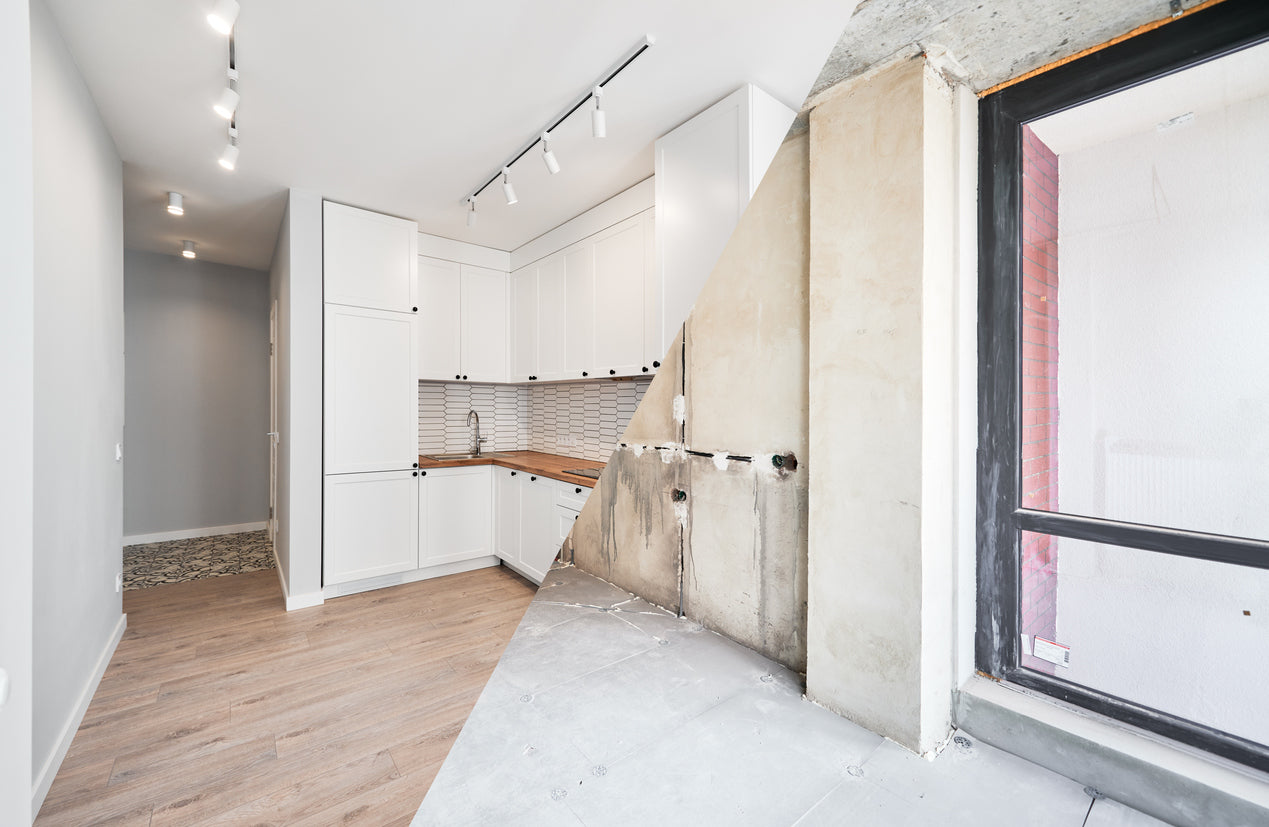 Comparatif avant/après de la rénovation d'une cuisine en Haute-Savoie montrant la transformation d'un espace brut en cuisine moderne avec meubles blancs, plan de travail en bois, crédence décorative et éclairage sur rails, réalisée par La Haute Peinture.
