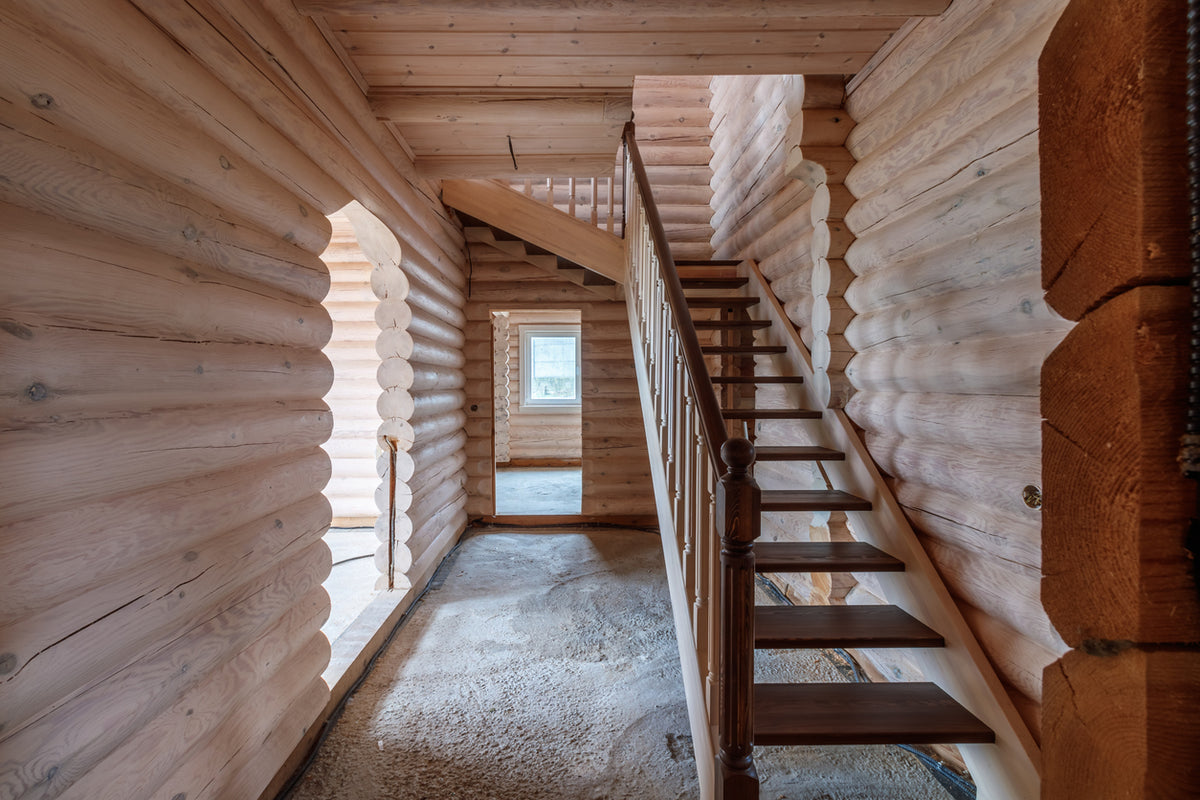 Rénovation d'un chalet en bois dans un chalet à Saint-Gervais-les-Bains en Haute-Savoie. Travaux de peinture intérieure, rénovation de chalet en bois, finition des boiseries, préparation des supports, décoration intérieure, artisan peintre spécialisé en rénovation de maisons et chalets par La Haute Peinture.