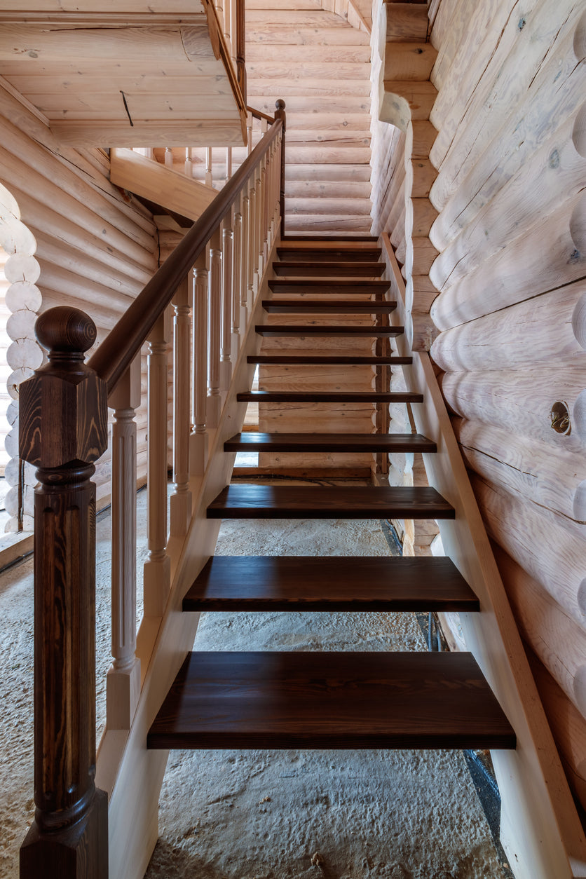Rénovation d'un escalier en bois dans un chalet à Saint-Jeoire en Haute-Savoie par La Haute Peinture. Travaux de ponçage, vitrification, protection et finition haut de gamme pour escalier en bois, rambarde et intérieur de chalet avec un rendu durable et élégant.