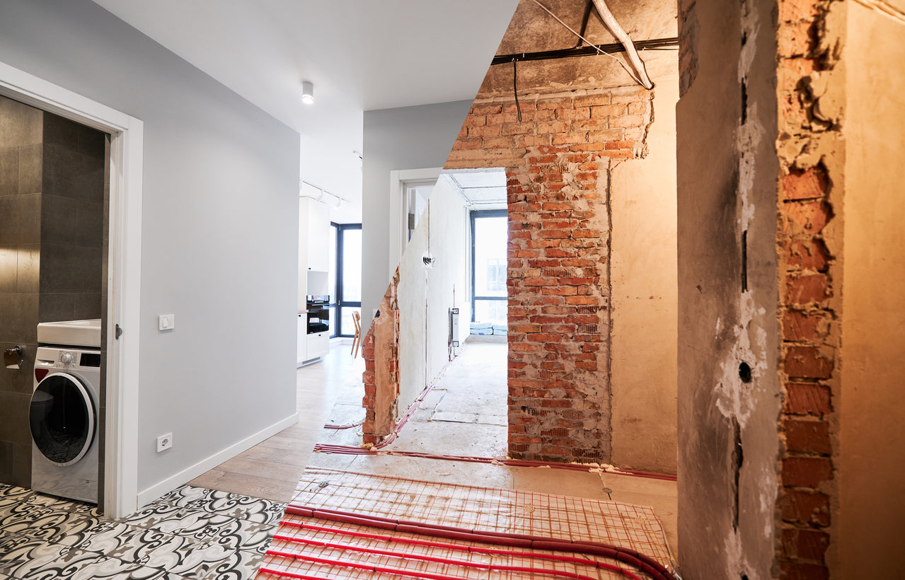 Avant / après d'une rénovation intérieure complète réalisée à Fillinges en Haute-Savoie. Travaux de rénovation de maison, peinture intérieure, préparation des murs, finitions haut de gamme, revêtements de sol, décoration intérieure et modernisation des espaces de vie par La Haute Peinture.