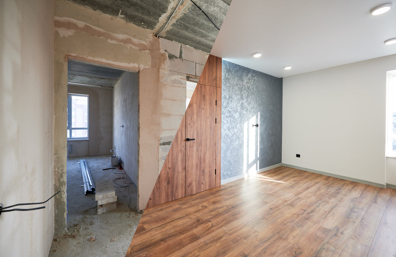 Avant / après d'une rénovation intérieure complète réalisée à Samoëns en Haute-Savoie. Travaux de rénovation d'appartement, peinture intérieure, revêtements muraux, pose de parquet, décoration intérieure, finitions haut de gamme, modernisation des espaces de vie et rénovation clé en main par La Haute Peinture.
