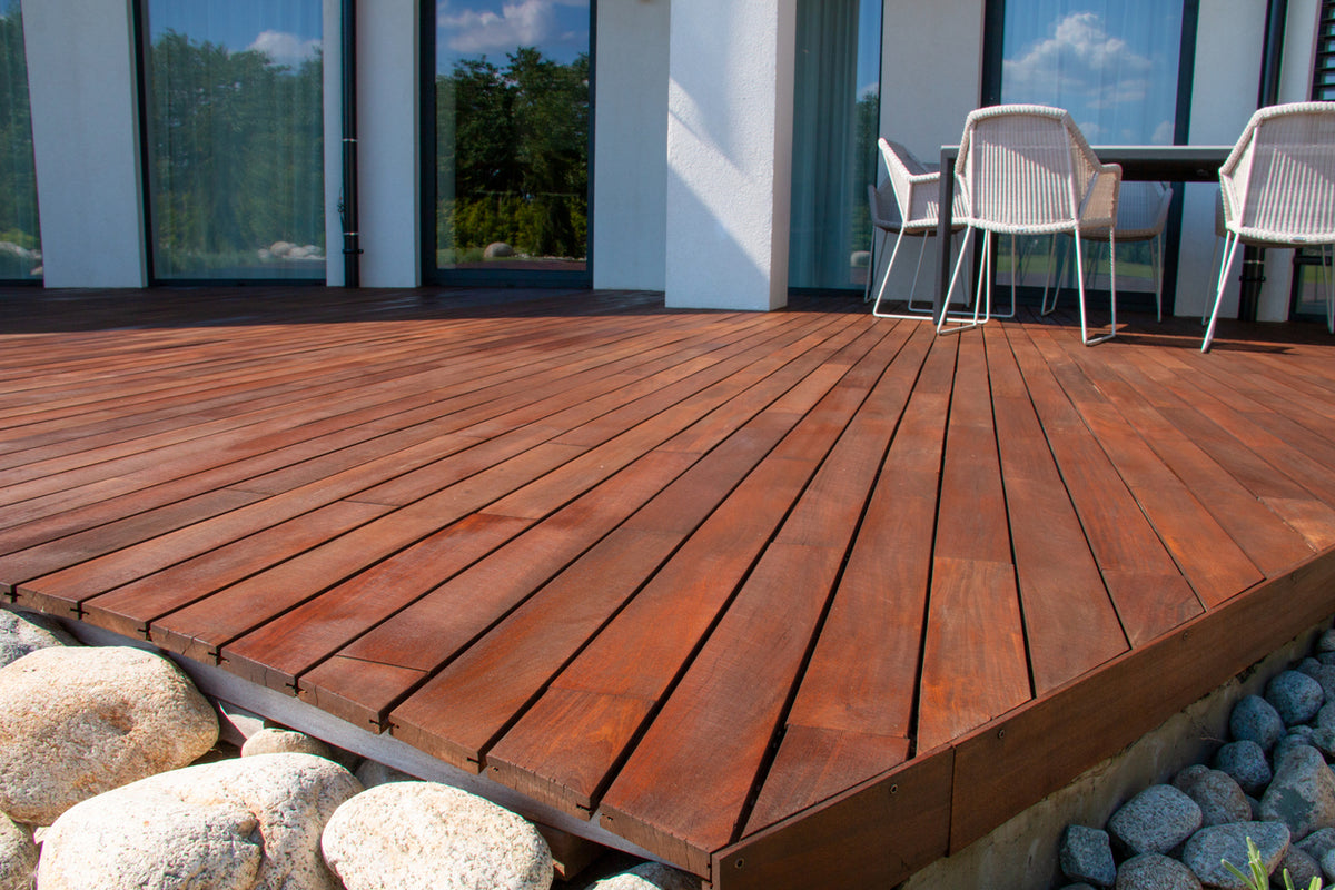 Rénovation et protection d'une terrasse en bois à Vétraz-Monthoux en Haute-Savoie par La Haute Peinture. Ponçage, nettoyage, saturation et traitement du bois extérieur pour une terrasse résistante aux intempéries avec une finition durable et esthétique.